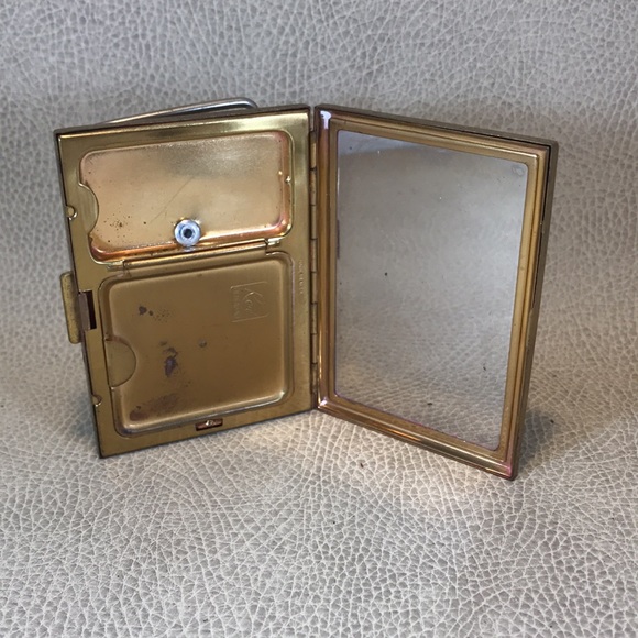 Vintage Belt Buckle Compact - Picture 2 of 3